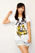 「MANGART BEAMS T」とのコラボで完成したイラストTシャツ「VOCALO IS A RIVAL! by SUSHIO」を着る吉木りさ。