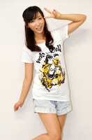 「MANGART BEAMS T」とのコラボで完成したイラストTシャツ「VOCALO IS A RIVAL! by SUSHIO」を着る吉木りさ。