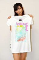 「MANGART BEAMS T」とのコラボTシャツ「LOVE IS BLIND」を掲げる吉木りさ。