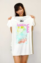 「MANGART BEAMS T」とのコラボTシャツ「LOVE IS BLIND」を掲げる吉木りさ。