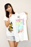 「MANGART BEAMS T」とのコラボTシャツ「LOVE IS BLIND」を掲げる吉木りさ。