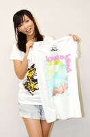 「MANGART BEAMS T」とのコラボTシャツ「LOVE IS BLIND」を掲げる吉木りさ。