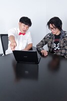 アメリカザリガニ平井（左）とTAKUYA（右）。