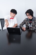 アメリカザリガニ平井（左）とTAKUYA（右）。