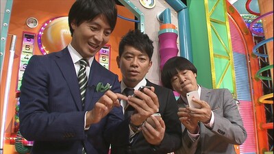 「快脳！マジかるハテナ」の無料iPhoneアプリ「マジかるバナナ工場」を楽しむMCの雨上がり決死隊と桝太一（日本テレビアナウンサー）。(c)NTV