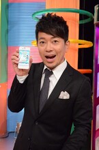 「快脳！マジかるハテナ」MCの雨上がり決死隊・宮迫。(c)NTV