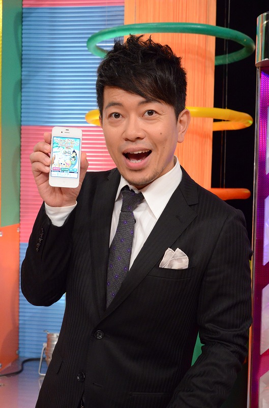 「快脳！マジかるハテナ」MCの雨上がり決死隊・宮迫。(c)NTV