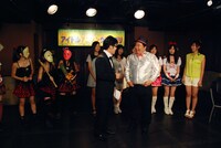 ドランクドラゴン（中央）がMCを務める「アニメのキカク」の「アイドルアニソンGP☆キカク」。(c)ひかりTV