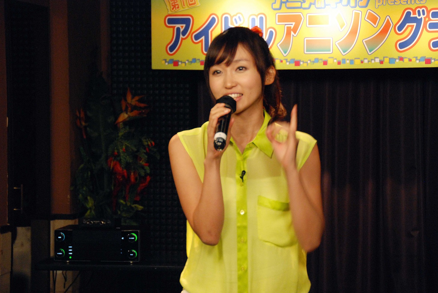 番組MCを務め、カラオケバトルにも参戦する吉木りさ。(c)ひかりTV