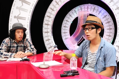 NOTTV（ノッティーヴィー）の「ソーシャル＠トーク＃エンダン」でメインMCを務めるエレキコミック・やついいちろう（左）と、9月5日の生放送にゲスト出演したドランクドラゴン鈴木（右）。