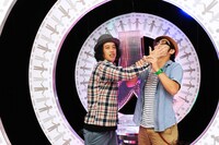 じゃれ合うエレキコミック・やついいちろう（左）とドランクドラゴン鈴木（右）。