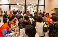 「吉本百年物語」公演100回記念の模様。観客全員プレゼントを出演者が見送りながら手渡し。(c)吉本興業