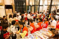 「吉本百年物語」公演100回記念の模様。観客全員プレゼントを出演者が見送りながら手渡し。(c)吉本興業