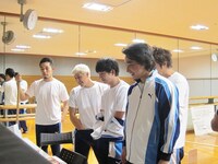 VTRを見て苦笑いするしかない芸人嵐たち。