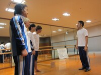 「俺たちは嵐だ！」と復唱する芸人嵐メンバー。