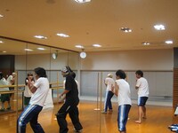 練習に励む芸人嵐。