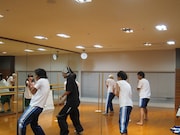 練習に励む芸人嵐。