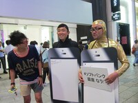 藤森が来るまで初恋タローと、謎の男・スマイルメロディーが進行。