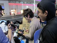 iPhone 5のケースがすでに発売されていることに驚く藤森。