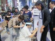 サインや写真で交流を深めたi Phone同好会。「iPhone5 欲しうぃーねー」とサイン。