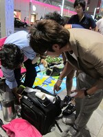 大量の機械に圧倒される3人。