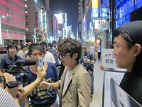 並んでいる人にオススメアプリを聞いて一緒に盛り上がった藤森と初恋タロー。