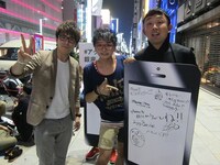 iPhone 5の発売に合わせて銀座の行列をレポートした「よしもとiPhone同好会」のオリエンタルラジオ藤森と初恋タロー。