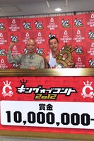 「キングオブコント2012」優勝者のバイきんぐ。左が小峠英二、右が西村瑞樹。