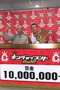 「キングオブコント2012」優勝者のバイきんぐ。左が小峠英二、右が西村瑞樹。