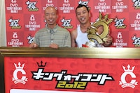 「キングオブコント2012」優勝者のバイきんぐ。左が小峠英二、右が西村瑞樹。