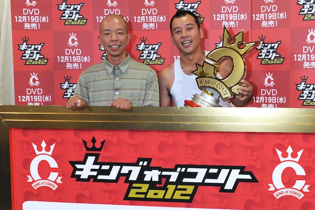 「キングオブコント2012」優勝者のバイきんぐ。左が小峠英二、右が西村瑞樹。