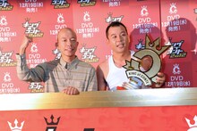 「キングオブコント2012」第5代チャンピオンのバイきんぐ。左が小峠英二、右が西村瑞樹。