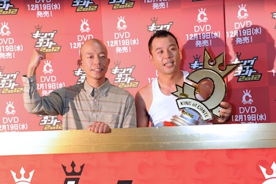 「キングオブコント2012」第5代チャンピオンのバイきんぐ。左が小峠英二、右が西村瑞樹。
