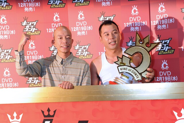「キングオブコント2012」第5代チャンピオンのバイきんぐ。左が小峠英二、右が西村瑞樹。