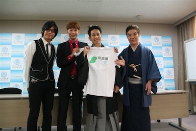 奈良県の2代目「住みます芸人」に就任した林家笑丸（右から2人目）と、奈良県の初代住みます芸人・アルドルフ（左）、笑丸の師匠・林家染丸（右端）。