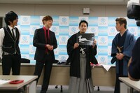 鹿の切り絵を披露する林家笑丸（右から2人目）。