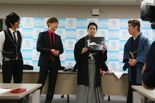 鹿の切り絵を披露する林家笑丸（右から2人目）。