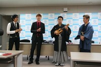 得意の「ウクレレ落語」を披露する林家笑丸（右から2人目）。