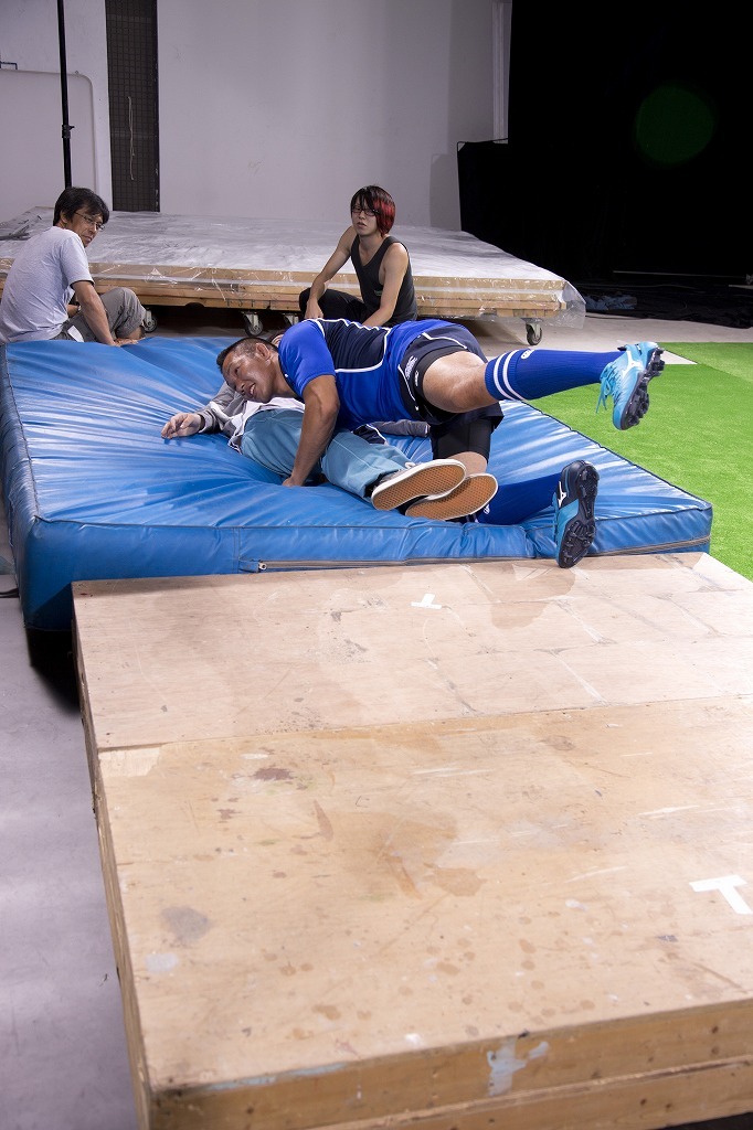 「突然ラガーマンにタックルされる」場面の撮影風景。