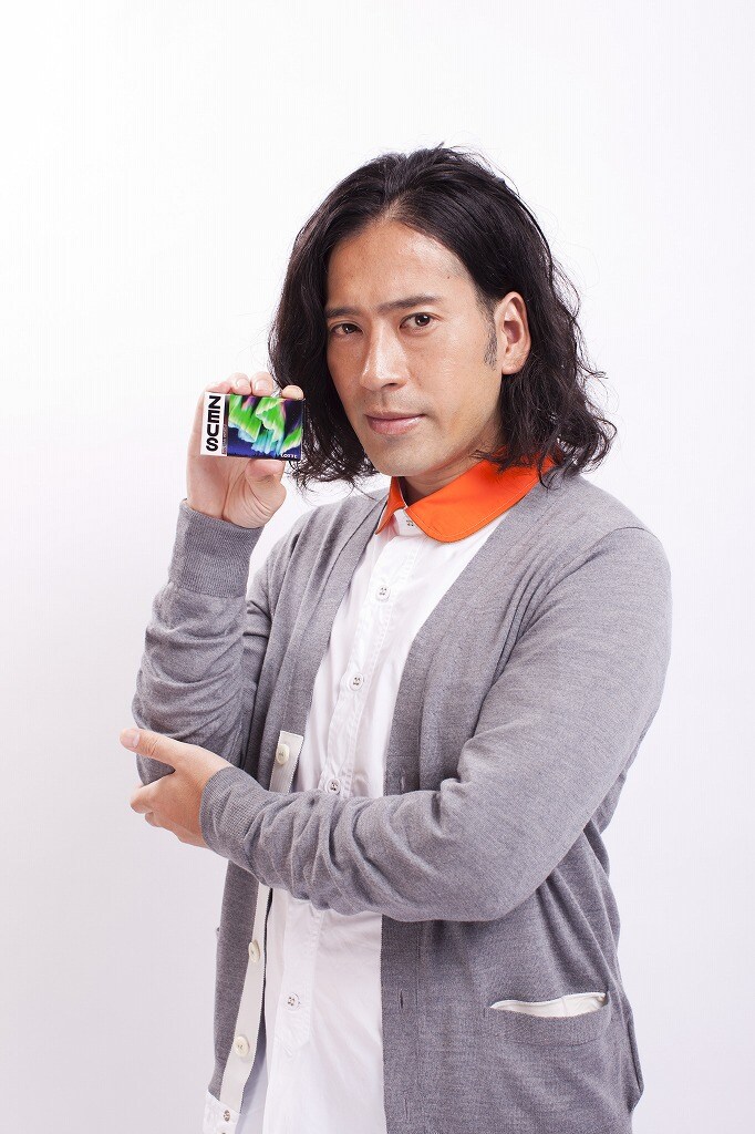 ロッテガム「ZEUS」の新CM「オーロラ編」に出演するピース又吉。