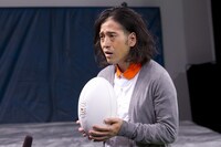 撮影中の又吉。