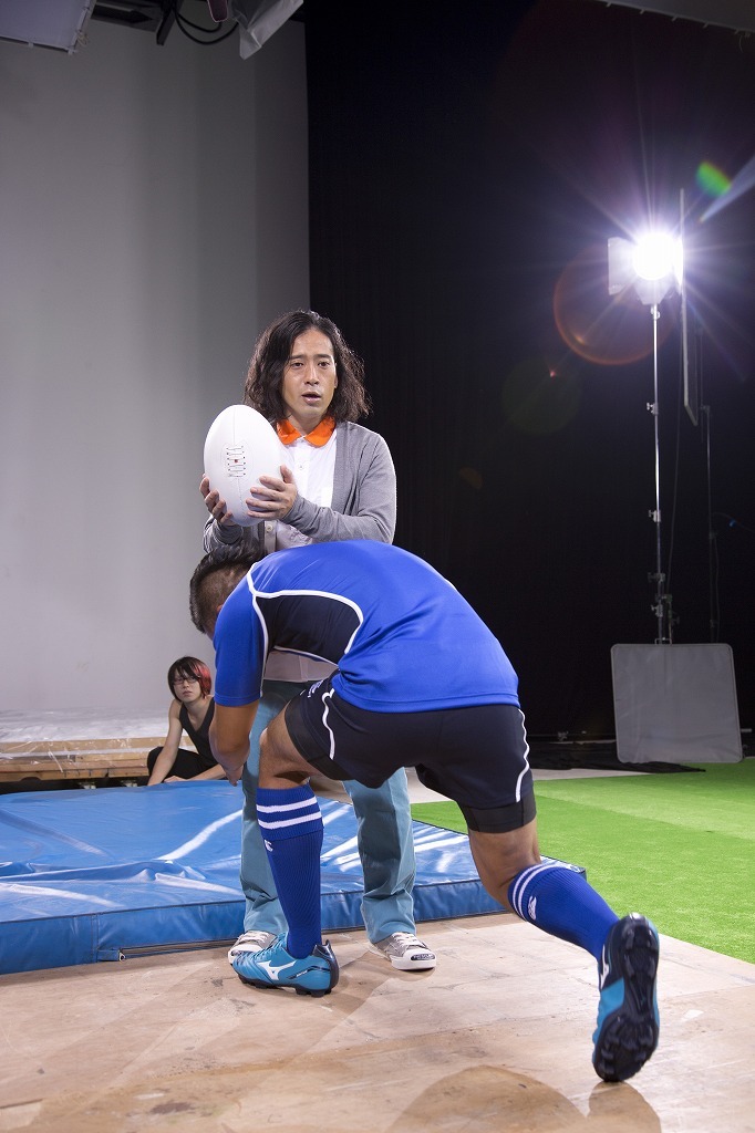 「突然ラガーマンにタックルされる」場面の撮影風景。