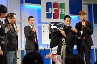 得意の紙切りで、奈良に縁の深い「鹿」を完成させた笑丸（右から2人目）。