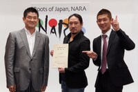 「奈良市観光特別大使」の委嘱状を奈良市・仲川市長（左）より受け取った笑い飯。