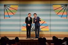 浅草花月で漫才を披露しているメッセンジャー。