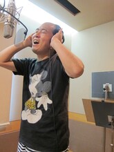 「ロンブー＆チュートの芸能人ヒットソングで爆笑ショーバトル」スタジオ生演奏対決に登場するトレンディエンジェル斉藤。