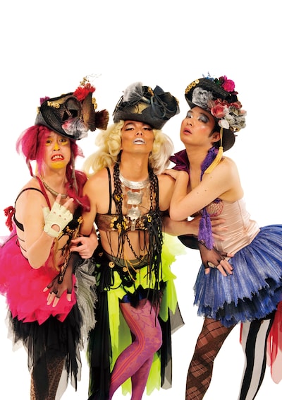 危険日チャレンジガールズ！。左から、ヤッリー（やついいちろう）、セクシーJ（片桐仁）、ダッチー（今立進）。