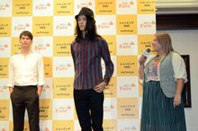 本業のモデルとしてスタイリッシュに登場した栗原類（中央）と渡辺直美（右）。