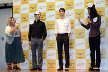 栗原類（右端）ら3人の男性モデルのファッションを品定めする渡辺直美（左端）。