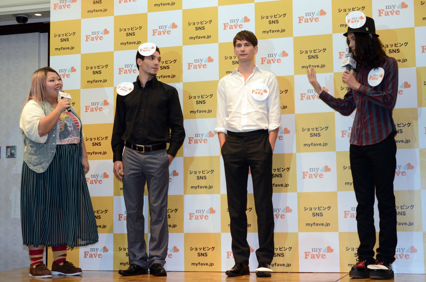 栗原類（右端）ら3人の男性モデルのファッションを品定めする渡辺直美（左端）。